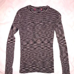 Black/gray stretchy sweater. S